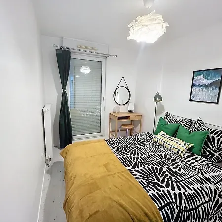 Apartment 2 Bedrooms, Near Paris, Family Friendly, Metro Rer Rosny-sous-Bois