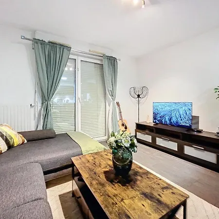 2 Bedrooms, Near Paris, Family Friendly, Metro Rer Rosny-sous-Bois